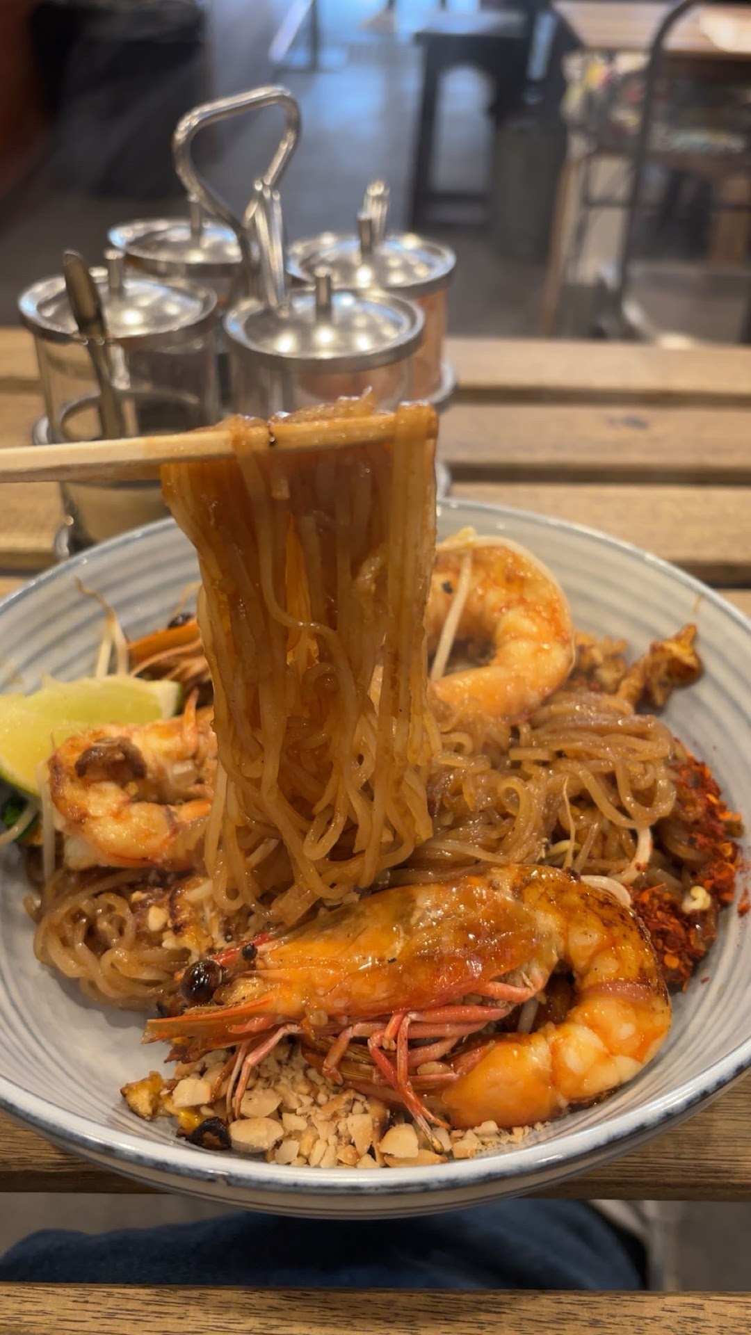 Pad Thai with prawns at Phenthai